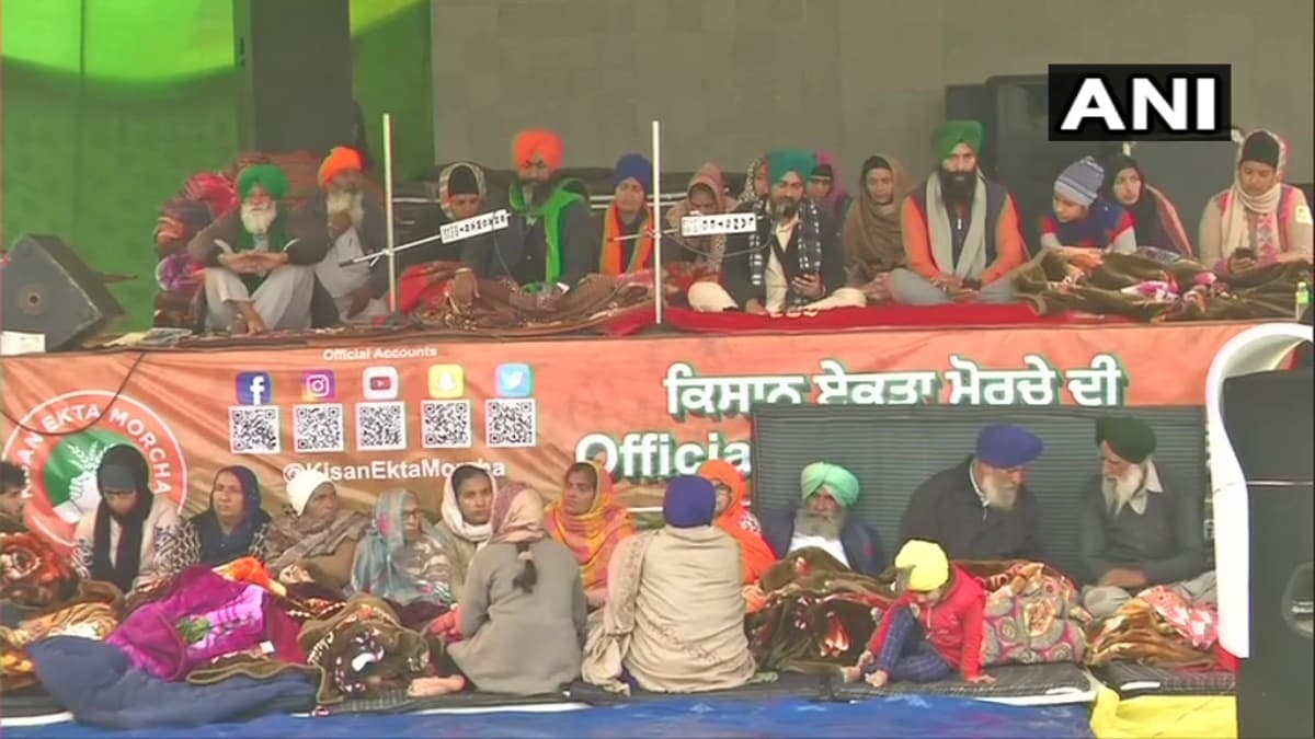Farmers Protest: ठंड और बारिश के बावजदू अपनी मांगों पर अडिग किसानों ने आंदोलन तेज करने की दी चेतावनी