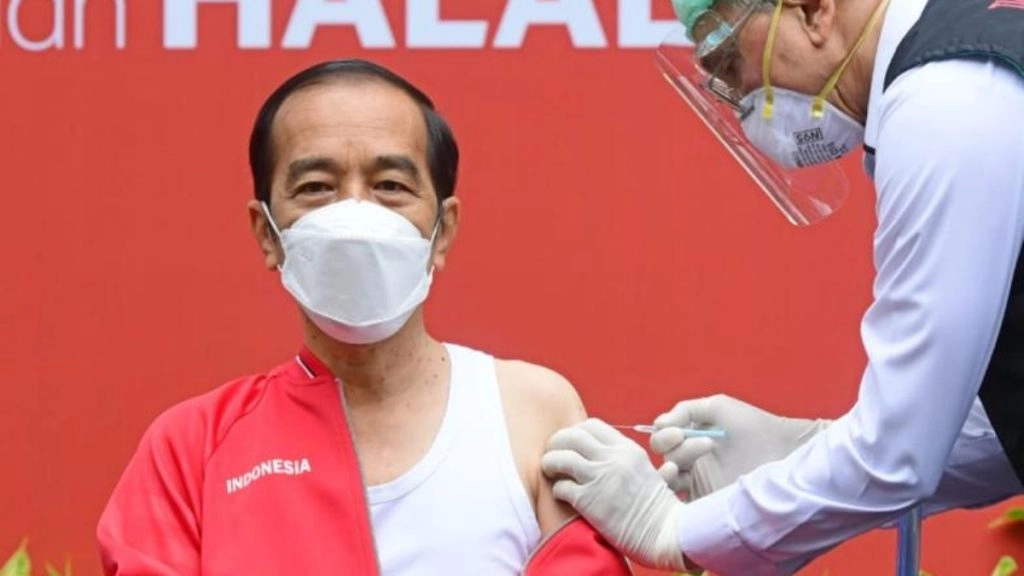 इंडोनेशिया के राष्ट्रपति जोको विडोडो ने COVID-19 वैक्सीन की दूसरी ली खुराक 