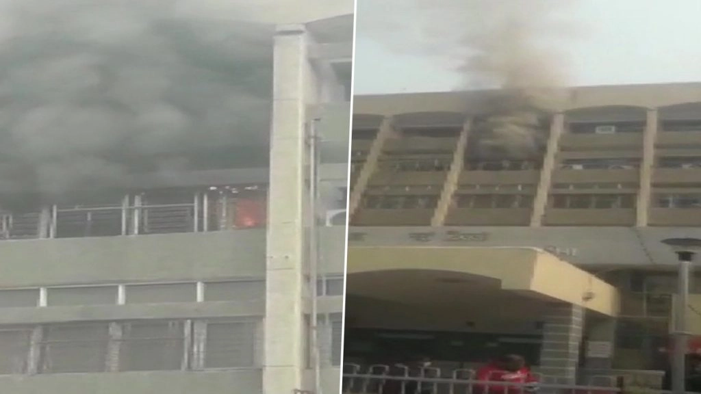 Delhi Fire: दिल्ली के सफदरजंग अस्पताल के नर्सिंग रूम में लगी आग पर काबू पाया गया