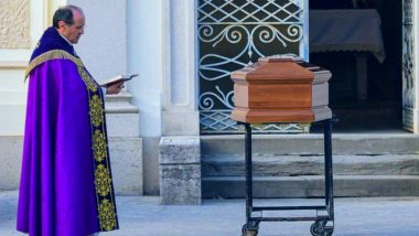 दक्षिण अफ्रीका: पुजारियों पर COVID-19 पीड़ितों की 'Funerals' के लिए अधिक शुल्क वसूलने का लगा आरोप