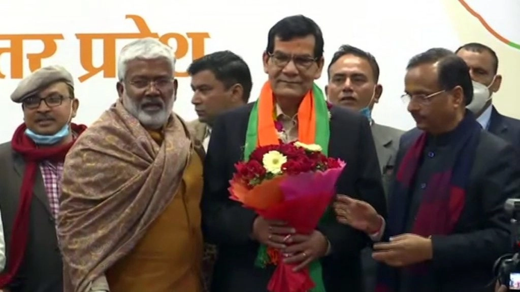 सेवानिवृत्त आईएएस अधिकारी ए के शर्मा भाजपा में शामिल