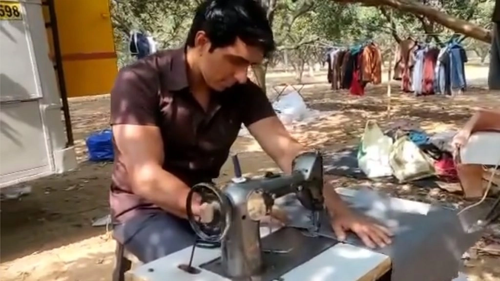 टेलर बने सोनू सूद ने सिलाई मशीन पर चलाया हाथ, मजेदार वीडियो देखकर हंस पड़े सेलिब्रिटीज और फैंस