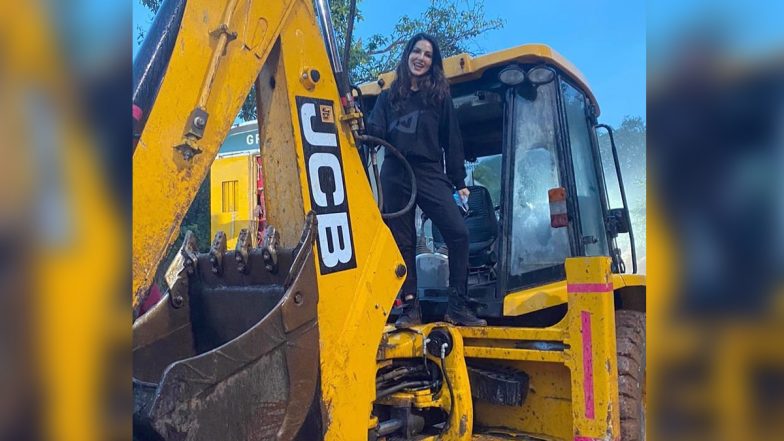 Sunny Leone पर भी चढ़ा JCB की खुदाई का नश, शेयर की ये बेहद मजेदार फोटो