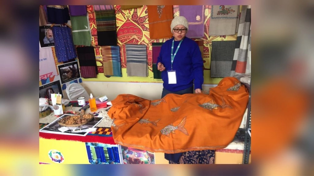 हुनर हाट में कश्मीर की पश्मीना शॉल बेचने आयी कुन्जांग डोलमा को लखनऊ भा गया