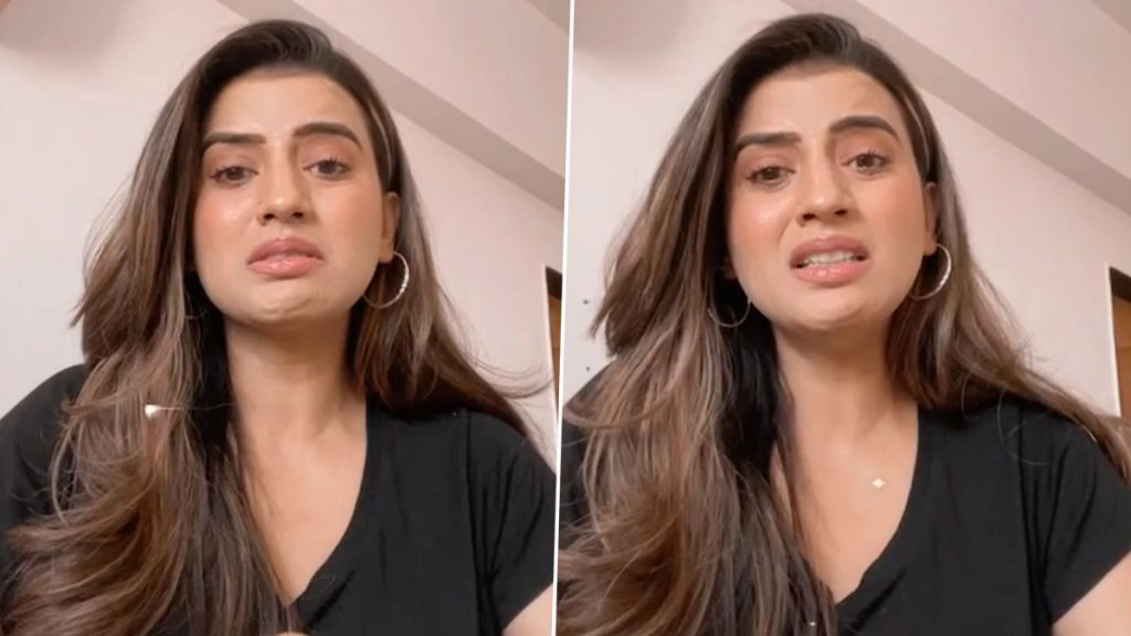 लाइव Video में फूट-फूटकर रोती दिखीं एक्ट्रेस अक्षरा सिंह, कहा- सभी ने मेरा नाम बदनाम किया लेकिन मैं चुप रही..