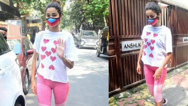 Ananya Panday Photos: योगा क्लासेस के बाहर स्पॉट हुई अनन्या पांडे, Heart Tee में दिखाया खूबसूरत लुक