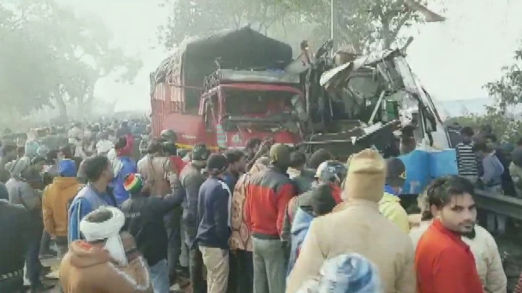 यह हादसा कुंदरकी थाना क्षेत्र में मुरादाबाद-आगरा हाईवे पर हुआ.