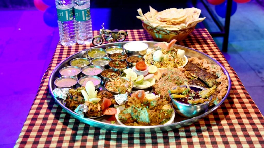 प्रतियोगिता में भाग लेने वाले प्रतिभागियों को 60 मिनट के भीतर एक नॉन-वेज थेली को खत्म करना होगा. 