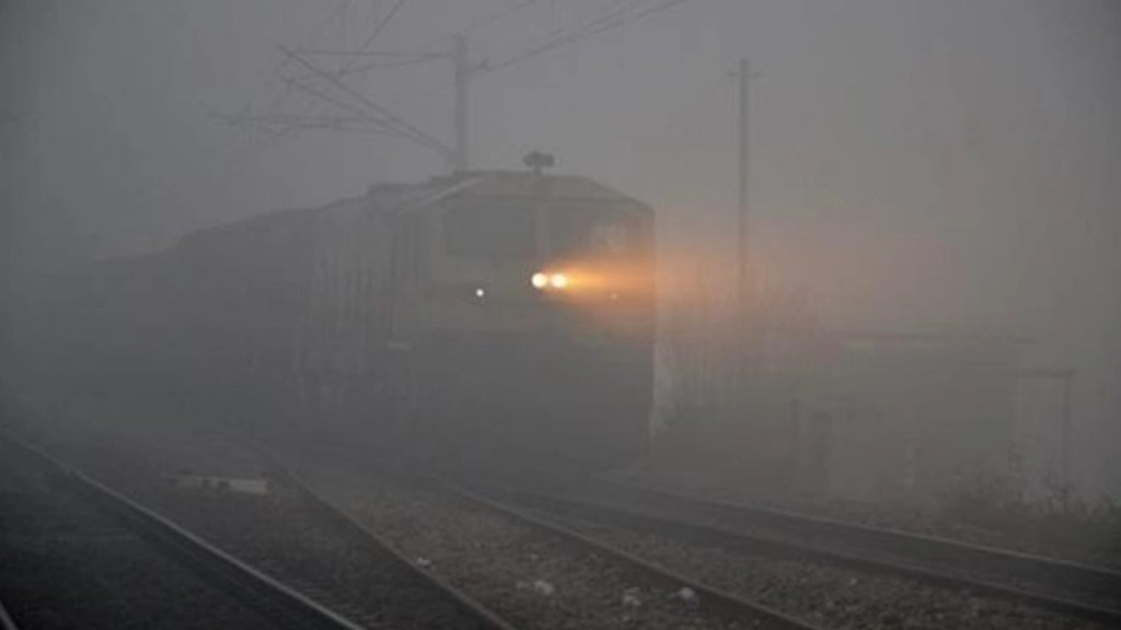 विजिबिलिटी और अन्य कारणों के चलते 17 ट्रेनें देरी से चल रही है. 