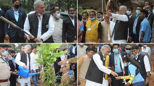 मुख्यमंत्री भूपेश बघेल ने बीजापुर में खेला वॉलीबॉल, अन्य खेलों का भी लिया आनंद, खिलाड़ियों का बढ़ाया हौसला