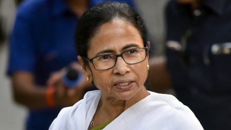 West Bengal: कोलकाता में आग से खाक हुई झुग्गियों के लोगों से मिली ममता बनर्जी, मदद का दिया आश्वासन