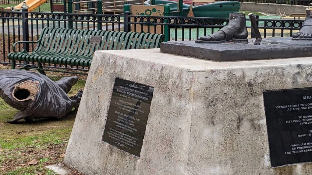 महात्मा गांधी की प्रतिमा तोड़े जाने के मामले की एफबीआई जांच की मांग 