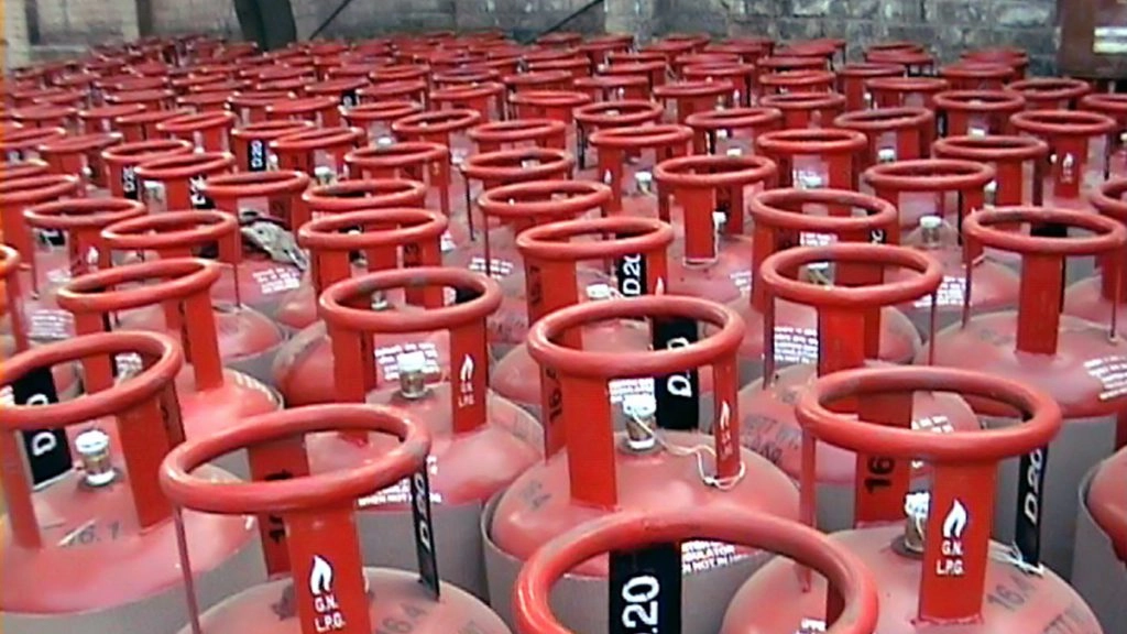 आम आदमी पर महंगाई की मार! रसोई गैस फिर हुआ महंगा, जानें एलपीजी सिलेंडर के नए दाम 