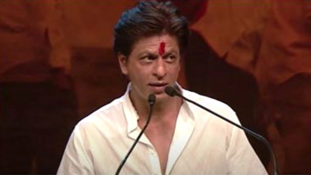 शाहरुख खान माता-पिता के कब्र पर, पुरानी फोटो हुई वायरल  