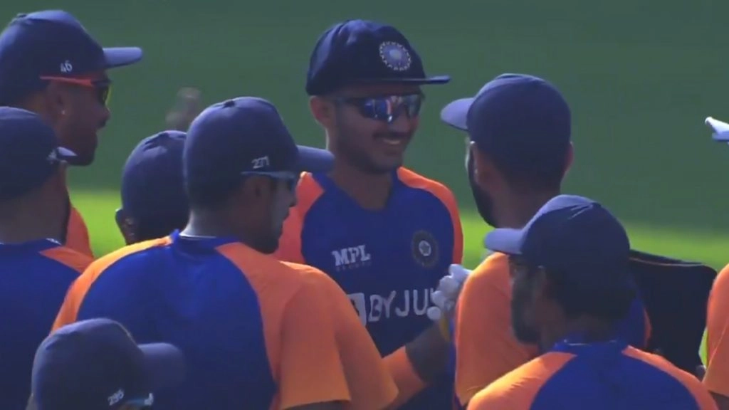 अक्षर पटेल को मिला टेस्ट क्रिकेट में डेब्यू करने का मौका