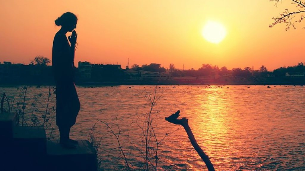 रविवार: सूर्य-पूजा कर अर्घ्य दें, दरिद्रता दूर होगी! भूलकर भी न करें ये गलतियां! 