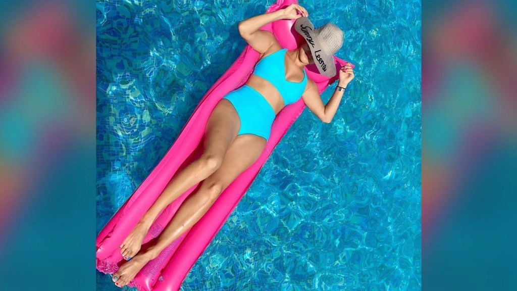 सनी लियोन ने स्विमसूट में शेयर की अपनी हॉट फोटो 