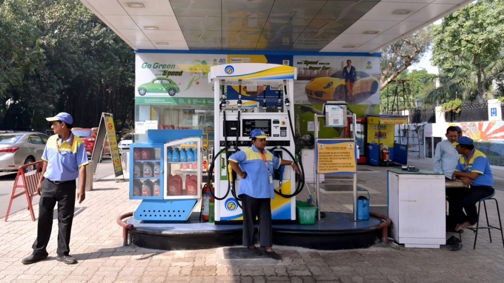 पेट्रोल की कीमत में 18 पैसे प्रति लीटर की कटौती, डीजल 17 पैसे सस्ता हुआ