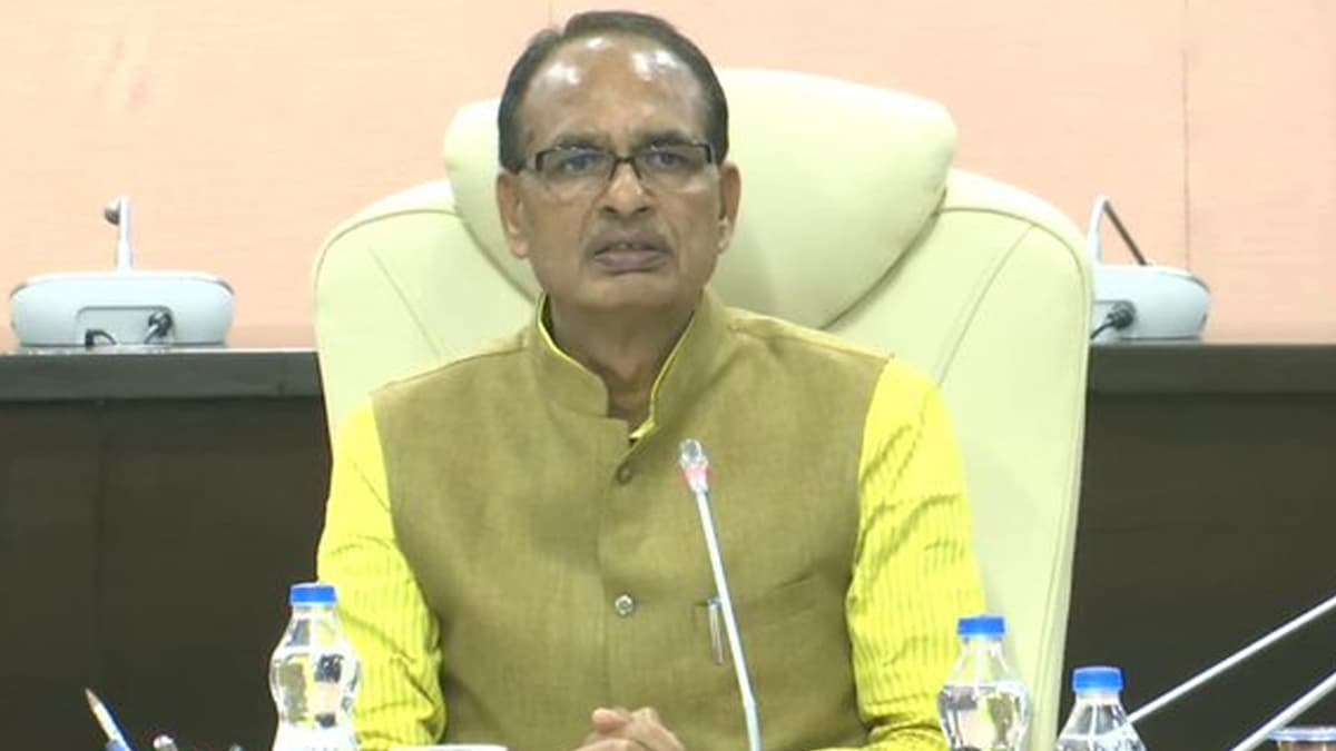 मुख्यमंत्री शिवराज सिंह ने ऑन द स्पॉट दो अफसरों को किया निलंबित, जाने वजह