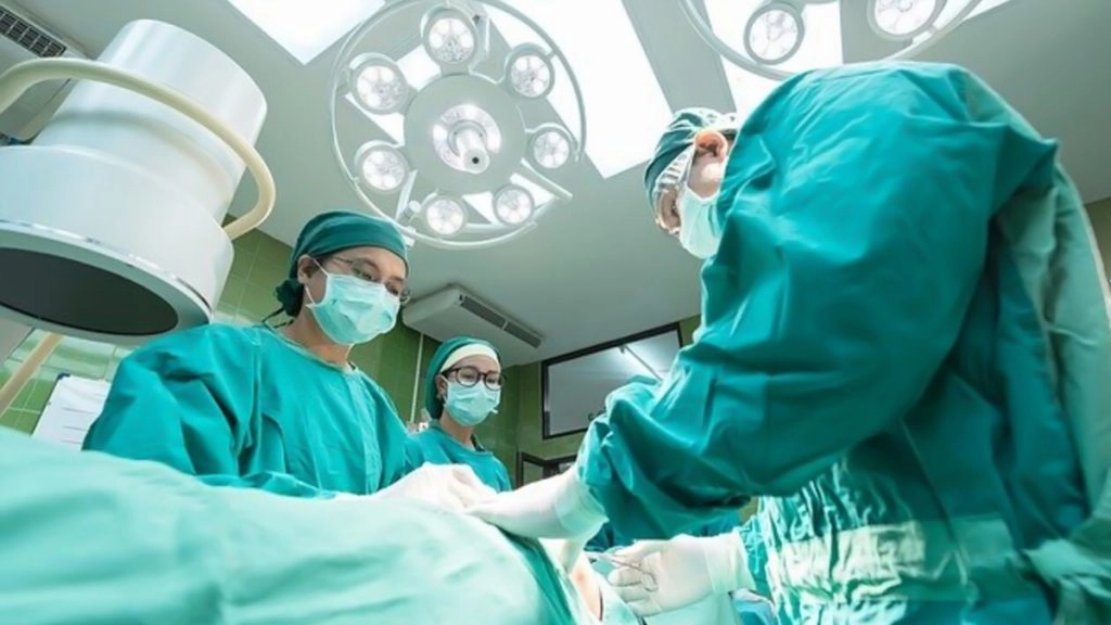  डॉक्टरों ने लड़की की गर्दन से 3.5 किलोग्राम की रसौली निकाली