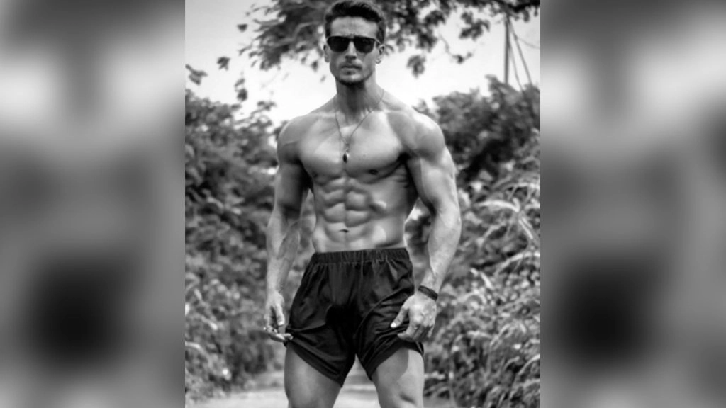 नए मोनोक्रोम फोटो में टाइगर श्रॉफ हुए शर्टलेस, दिखाई बॉडी