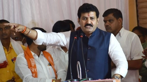 महाराष्ट्र के मंत्री संजय राठौर  अपने पद से दिया इस्तीफा 