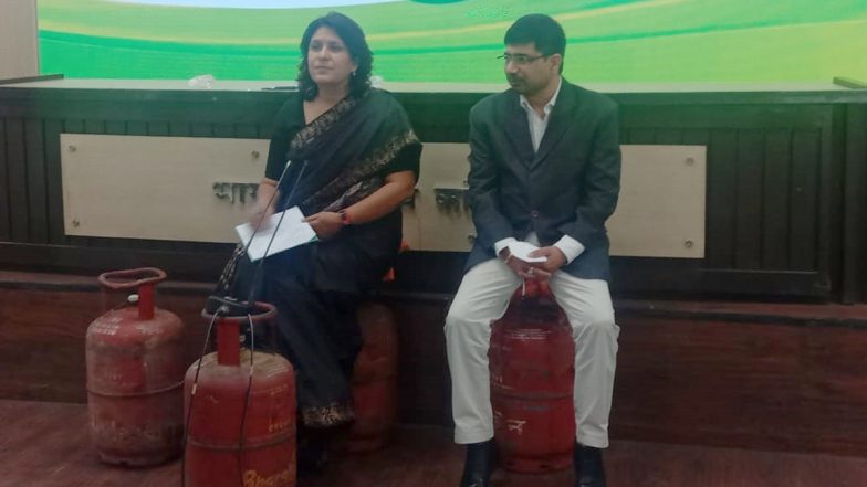 LPG Price Hike: रसोई गैस की बढ़ी कीमतों के विरोध का अनोखा तरीका, सिलेंडर पर बैठकर कांग्रेस नेता सुप्रिया श्रीनेत और विनीत पुनिया ने मीडिया को किया संबोधित