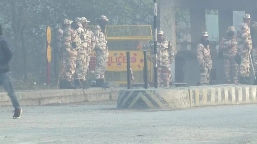 दिल्ली के टीकरी बॉर्डर पर पुलिसकर्मी को पीटा गया