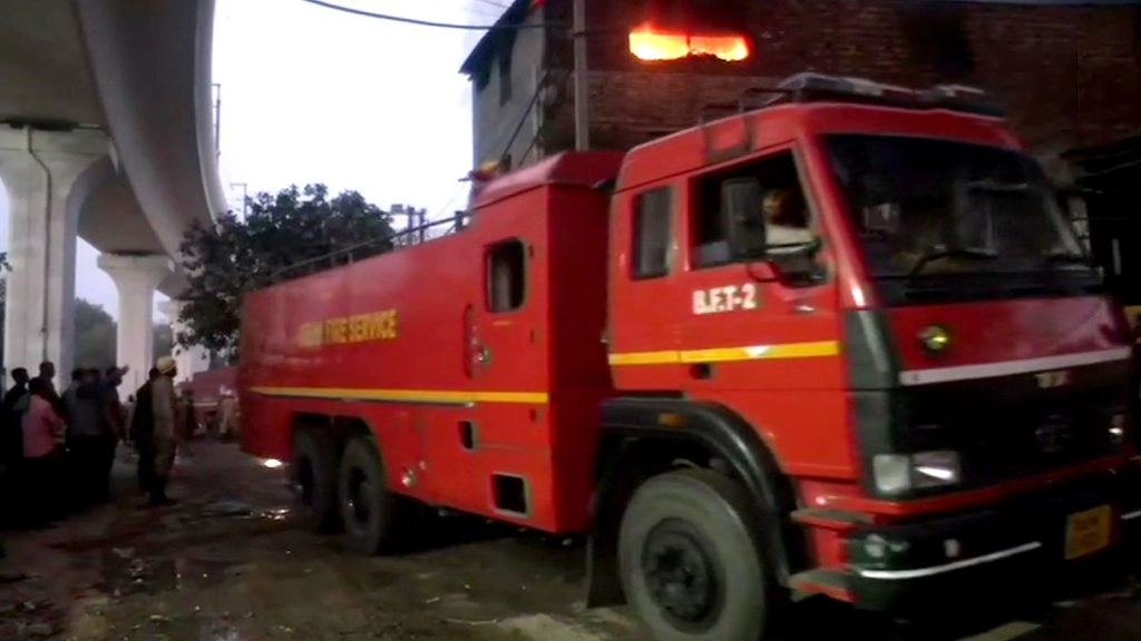 दिल्ली के प्रताप नगर में एक फैक्टरी में आग