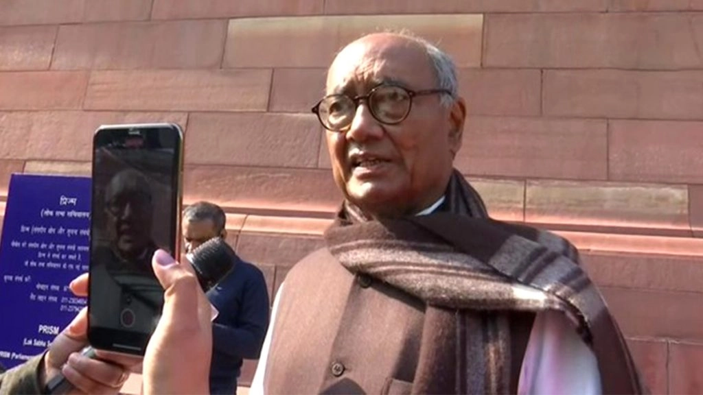 दिग्विजय सिंह ने आरएसएस की तुलना तालिबान से की