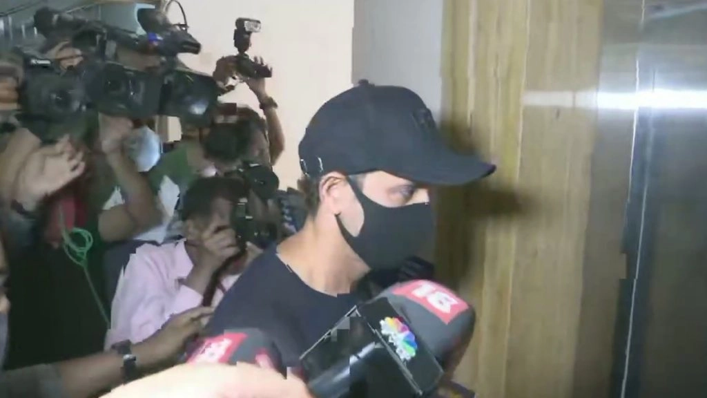 ऋतिक रोशन अपना बयान दर्ज कराने पहुंचे मुंबई पुलिस कमिश्नर के दफ्तर