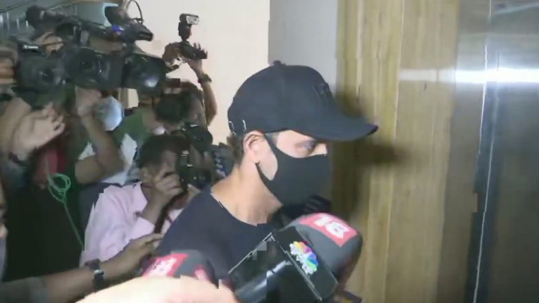 Hrithik Roshan अपना बयान दर्ज कराने पहुंचे मुंबई पुलिस कमिश्नर के दफ्तर, Kangana Ranaut से जुड़े केस में होगी पूछताछ