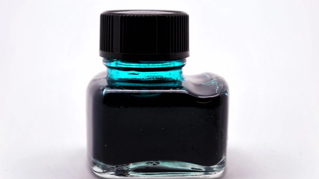 राजस्थान के बीकानेर में पार्षदों ने बिजली कंपनी के अधिकारी के चेहरे पर स्याही फेंकी