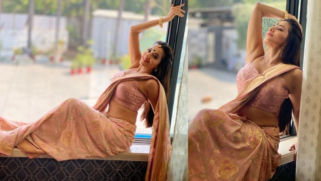 मोनालिसा ने साड़ी पहनकर दिखाया हॉट अंदाज 