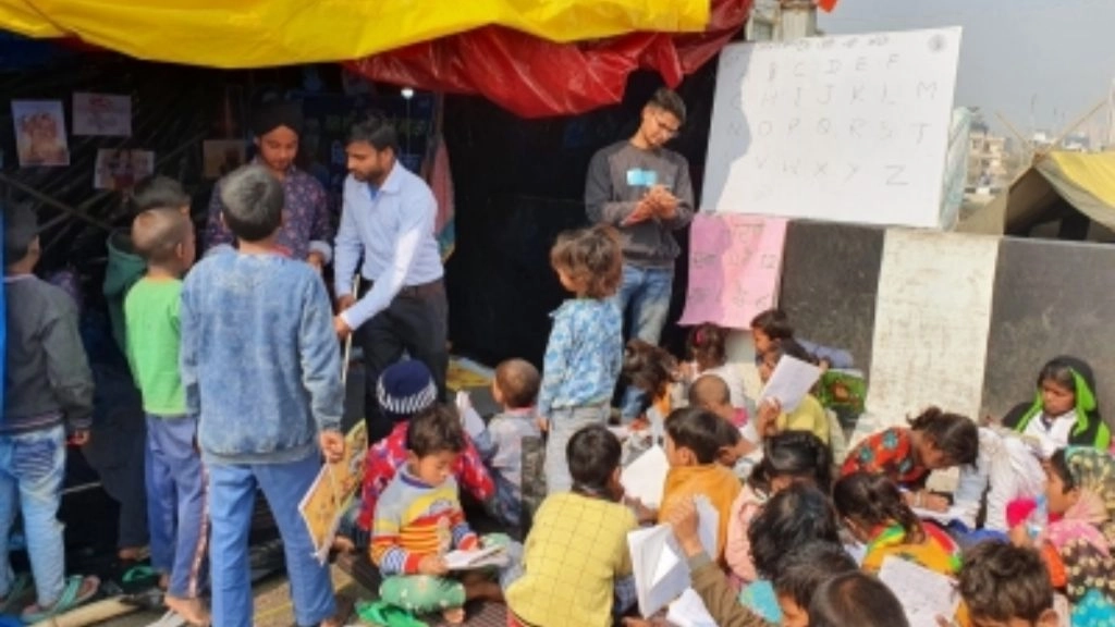 किसान आंदोलन के बीच दिल्ली के बोर्डर पर खुली अनोखी पाठशाला, कूड़ा चुनने वाले बच्चों को मिल रही प्रारंभिक शिक्षा