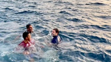 VIDEO: केरल में कांग्रेस नेता राहुल गांधी ने समुद्र में लगाई डुबकी, मछुआरों के साथ तैरते हुए आए नजर