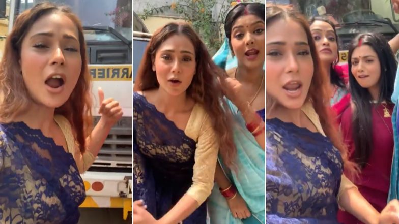 टीवी एक्ट्रेस Sara Khan ने 'Pawri Ho Rahi Hai' के थीम पर की मस्ती, शूटिंग सेट से सामने आया ये बेहद Funny Video