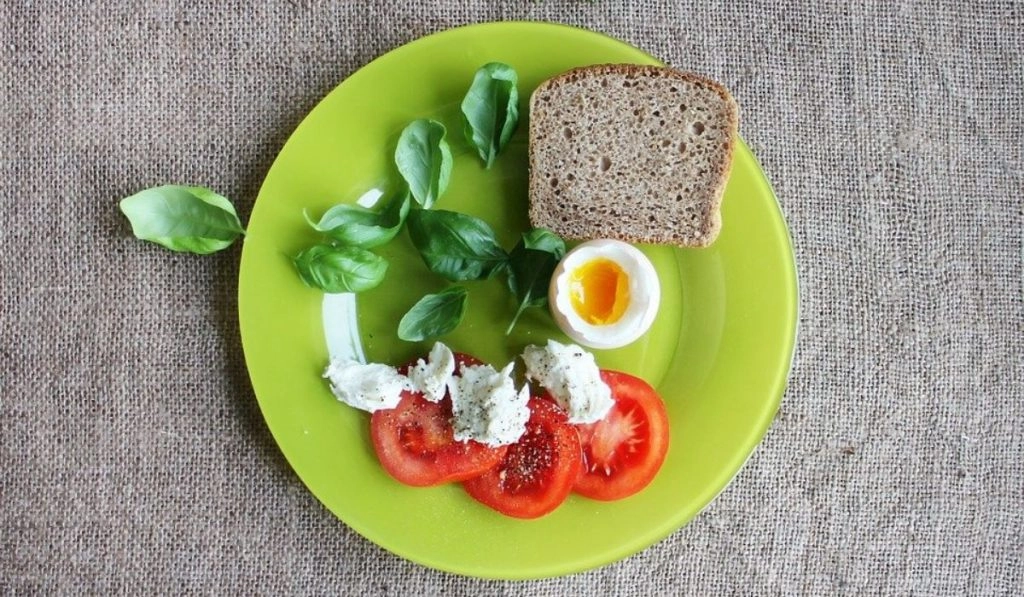 सावधान! खाली पेट खाने-पीने की इन चीजों का गलती से भी न करें सेवन, वरना पड़ जाएंगे बीमार