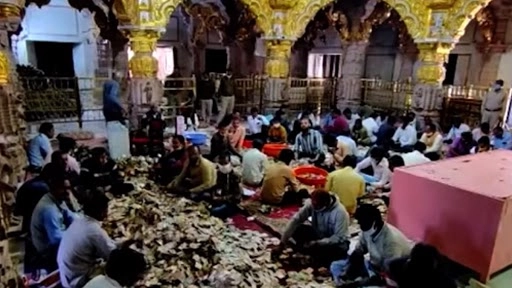 इस मंदिर को चढ़ाएं गए इतने करोड़ रुपये, कैश गिनते-गिनते थक गए लोग