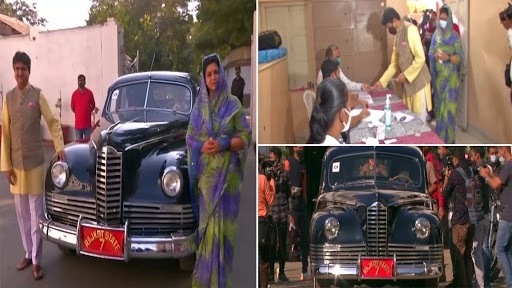 विंटेज कार में सवार होकर रॉयल परिवार के मानधातासिंह जडेजा और कादम्बरी देवी वोट डालने राजकोट पहुंचे