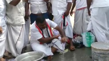 Tamil Nadu: चुनाव प्रचार करते हुए लोगों के कपड़े धोने लगा AIADMK प्रत्याशी Thanga Kathiravan, जीतने पर वाशिंग मशीन देने का वादा, देखें VIDEO