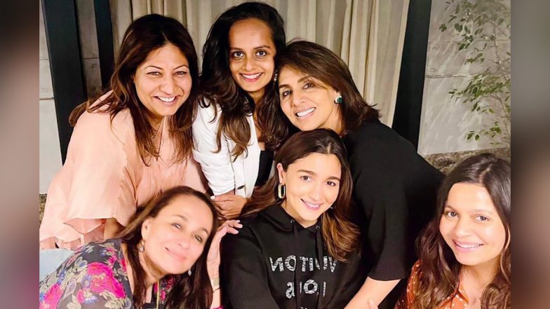 Alia Bhatt ने रणबीर कपूर की मां नीतू सिंह, सोनी राजदान और बहन शाहीन संग काटा बर्थडे केक, वीडियो आया सामने