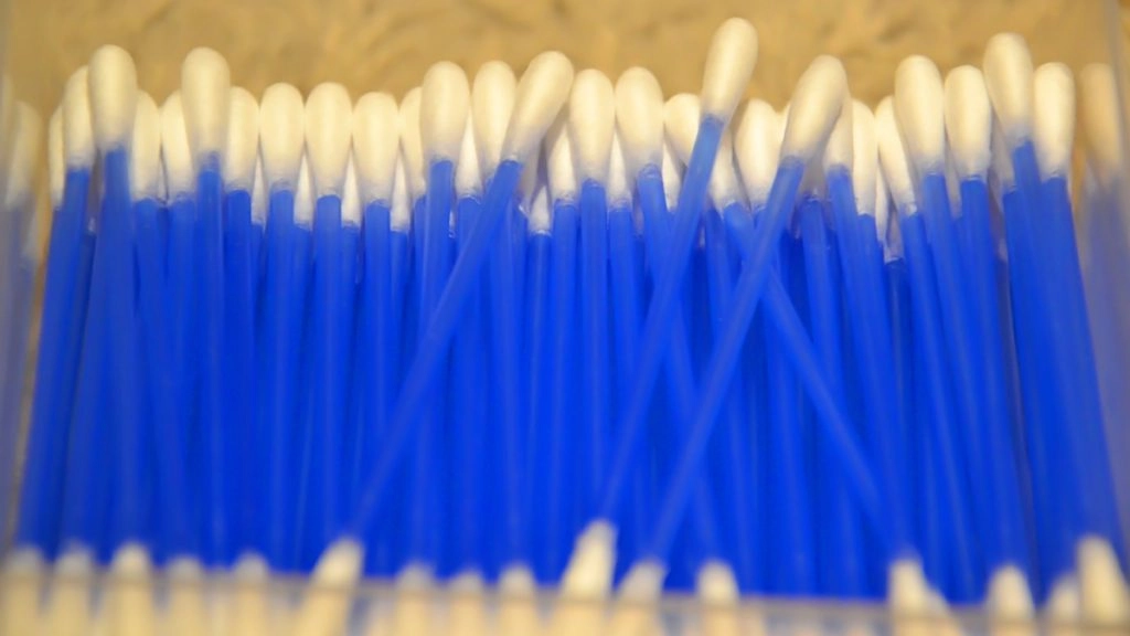 सेहतः क्या ईयरबड आपको बहरा बना सकती है? आइये जानें क्या कहती हैं नाक, कान गले की विशेषज्ञा!