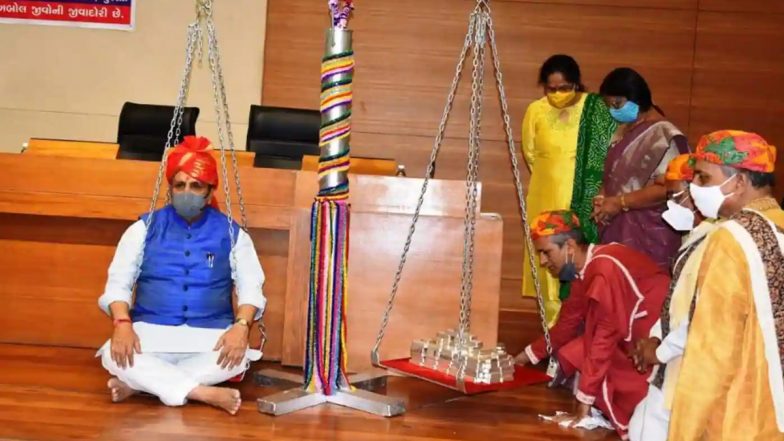 Gujarat: 85 किलो चांदी से तौले गए गुजरात के सीएम विजय रूपाणी, गौशालाओं में पशुओं के कल्याण के लिए किया दान