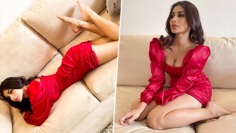 Mouni Roy ने रेड हॉट स्टाइल में सोफा पर लेटकर दिया सेक्सी पोज, Photos में लगा रही हैं ग्लैमर का तड़का