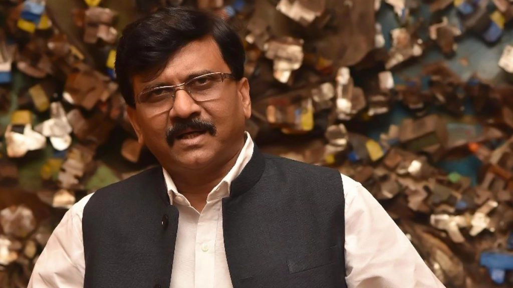 राउत का कहना है कि इस मामले की सारी जानकारी पहले से ही देंवेंद्र फडणवीस तक पहुंचती रही और यह राज्य सरकार के लिए अच्छे संकेत नहीं है