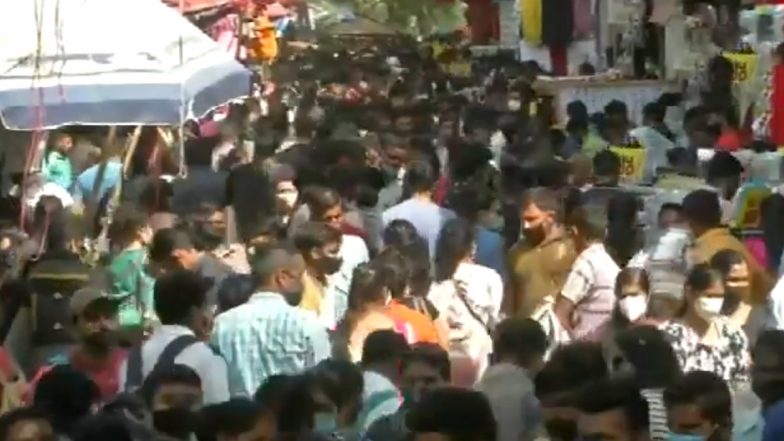 Delhi: सरोजिनी नगर मार्केट में लोगो ने उड़ाई सोशल डिस्टेंसिंग नियमों की धज्जियां, कोविड के 813 नए मामले सामने आए