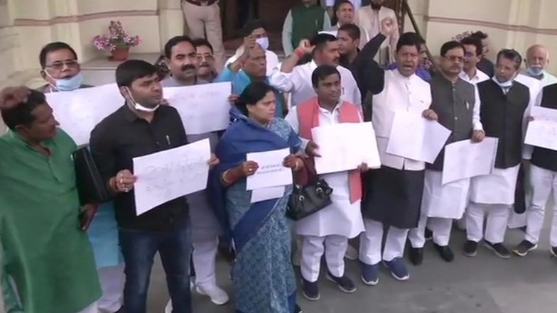 Bihar: शराबबंदी के बावजूद राज्य में शराब की बिक्री को लेकर विधानसभा में विपक्षी नेताओं का प्रदर्शन