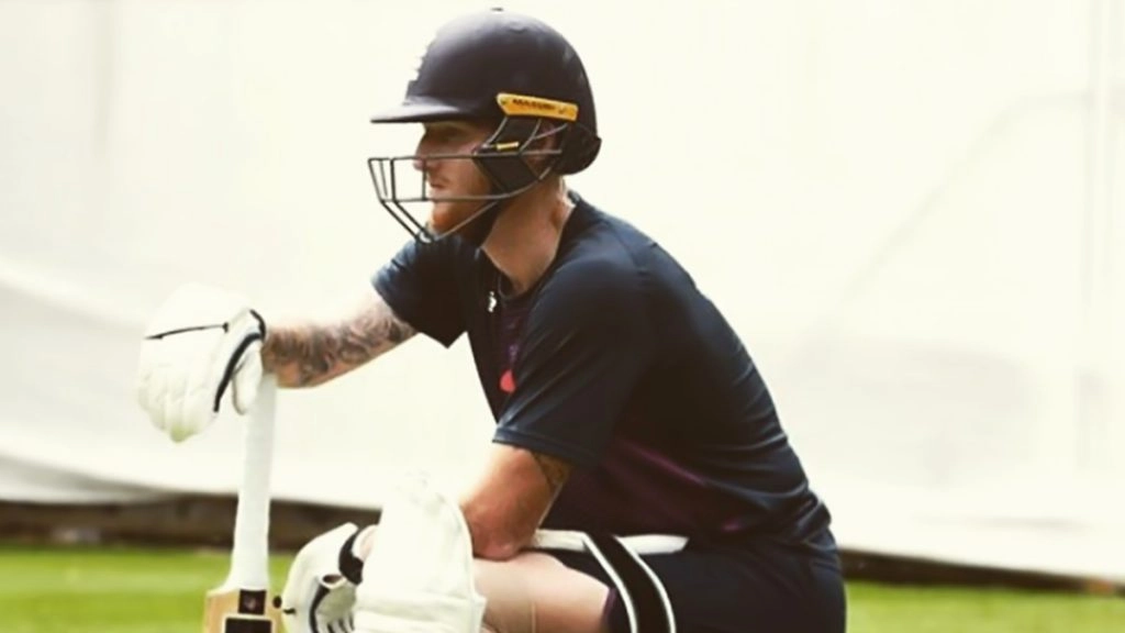 बेन स्टोक्स ने गेंद पर लगाया सलाइवा