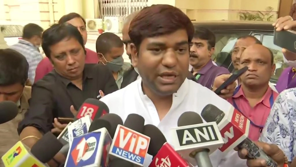 मुकेश सहनी के भाई संतोष कुमार सहनी ने खुद स्वीकार किया कि वे मंत्री के स्थान पर कार्यक्रम में शामिल हुए.